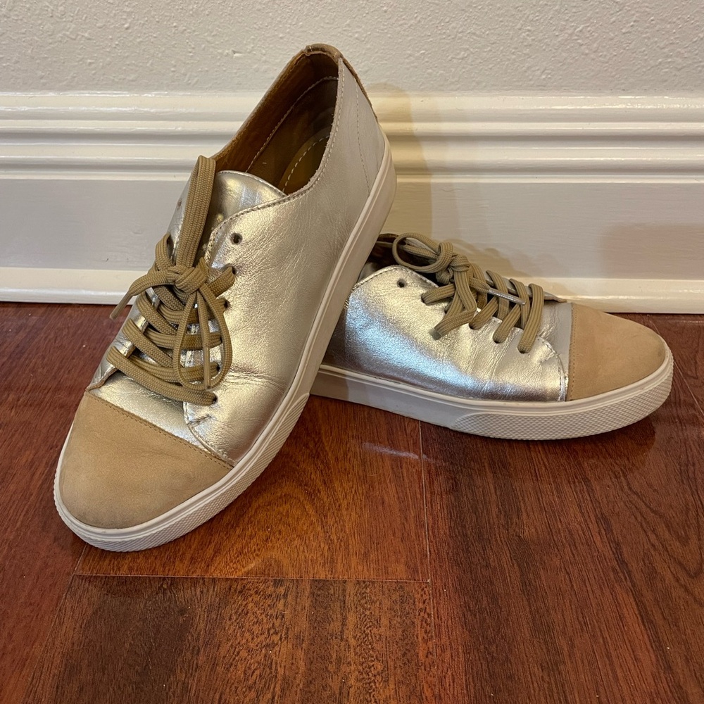 Women’s sneaker, gently used